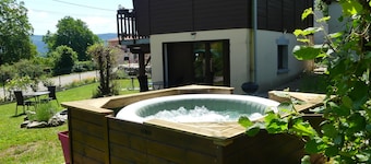 Chalet cocooning dans les gorges de l'Ain avec jacuzzi, proche randonnées.