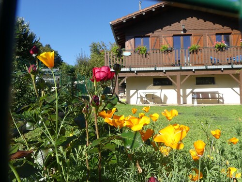 Chalet  dans le Revermont, proche des sentiers de randonnées. Pour 2 personnes.