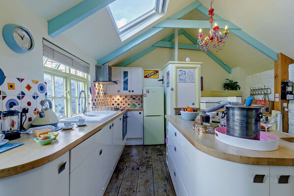 Oven, dishwasher, cookware/dishes/utensils
