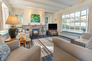 TV, fireplace
