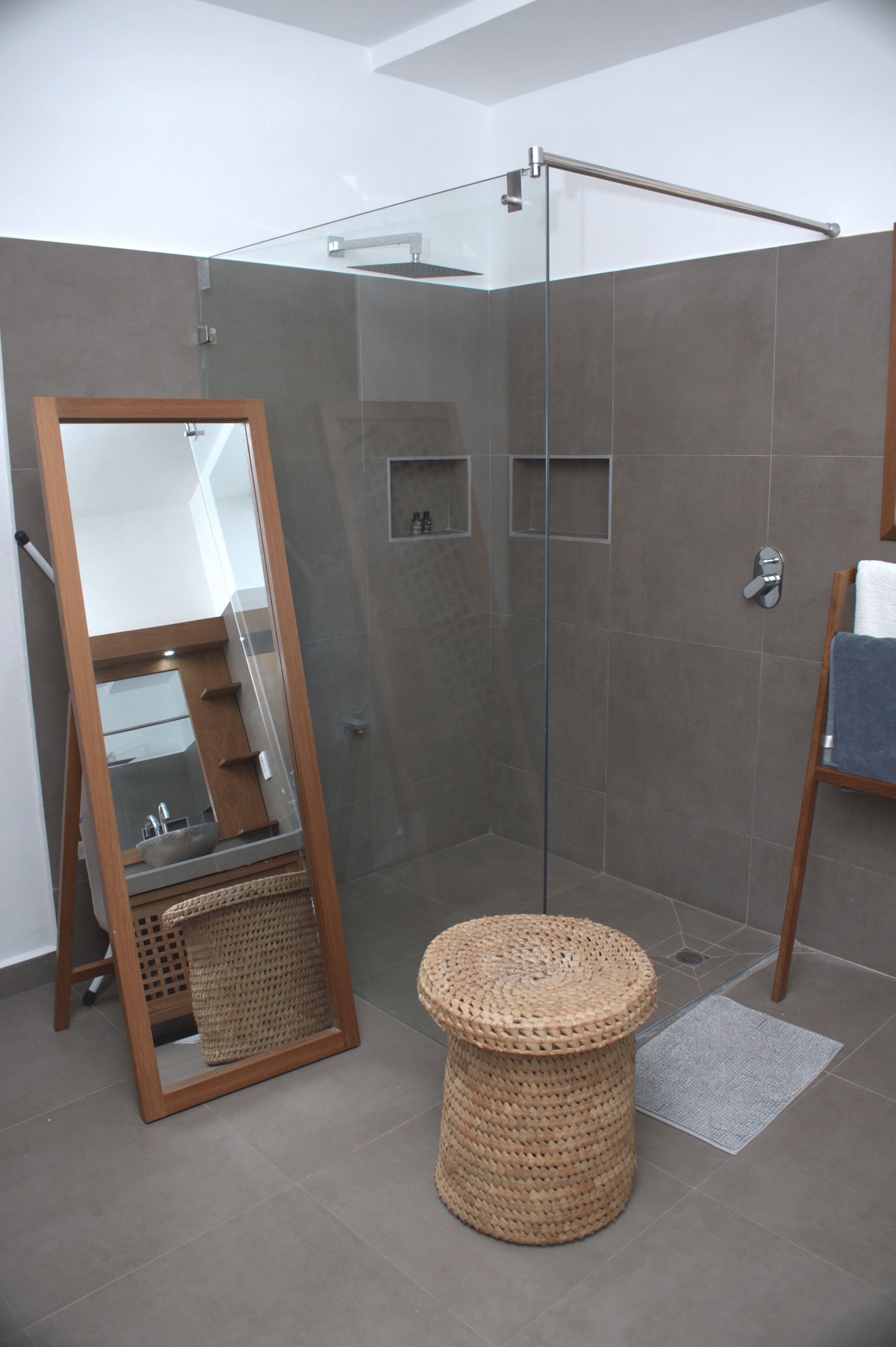 Douche, sèche-cheveux, serviettes fournies, savon