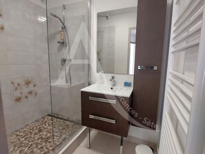 Shower - T3 moderne, vue mer - parking (Sète)