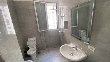 Douche, sĂšche-cheveux, bidet, serviettes fournies