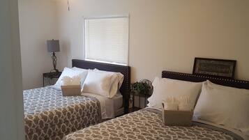 5 bedrooms, iron/ironing board, WiFi, bed sheets