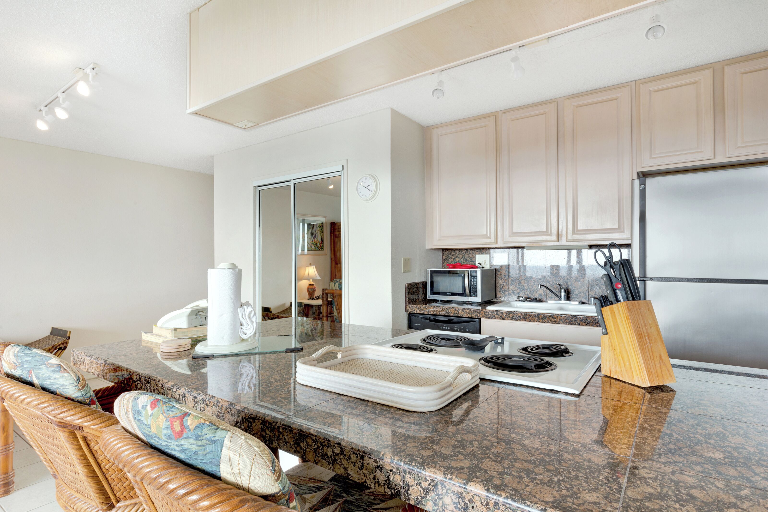 ثلاجة، ميكروويف، فرن، موقد طهي مسطح