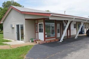 Exterior - Capri Motel By OYO Elwood, Wathena (Wathena)