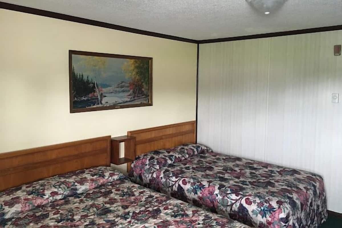 Habitación, 2 camas matrimoniales, para no fumadores | Escritorio, wifi gratis y ropa de cama