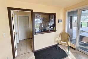 Reception - Capri Motel By OYO Elwood, Wathena (Wathena)