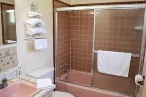 Habitación, 1 cama King size, para no fumadores | Baño | Amenidades de baño gratuitas y toallas