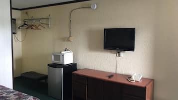 Escritorio, wifi gratis y ropa de cama