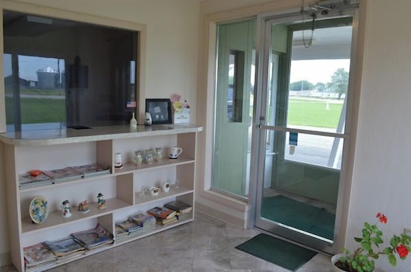 Reception - Capri Motel By OYO Elwood, Wathena (Wathena)