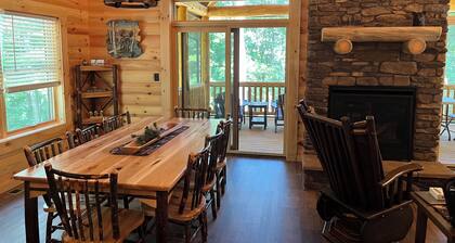 "Hilltop Hideaway" - A "GEM" in beautiful Hocking Hills !