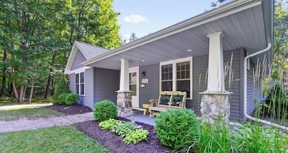 Blue Bear Cottage: Serene Fish Creek Escape