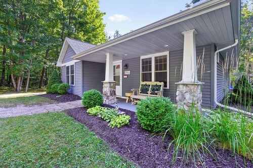 Serene Fish Creek Escape- private lot with fire pit