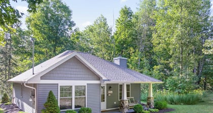 Blue Bear Cottage: Serene Fish Creek Escape