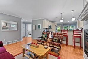 Smart TV, fireplace - Serene Fish Creek Escape- private lot with fire pit (Fish Creek)