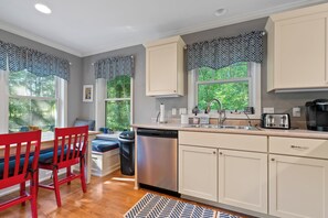 Microwave, oven, stovetop, dishwasher - Serene Fish Creek Escape- private lot with fire pit (Fish Creek)