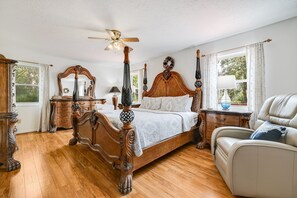 3 Schlafzimmer, Schreibtisch, Bügeleisen/Bügelbrett, Reisekinderbett