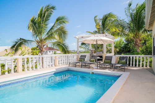 Tranquil 2 Bedroom Rental - 5 Mins to Beach, Private Deck, Pool & Hot Tub Access