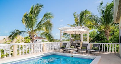 Tranquil 2 Bedroom Rental - 5 Mins to Beach, Private Deck, Pool & Hot Tub Access