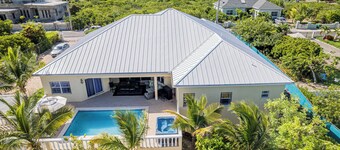 Tranquil 2 Bedroom Rental - 5 Mins to Beach, Private Deck, Pool & Hot Tub Access
