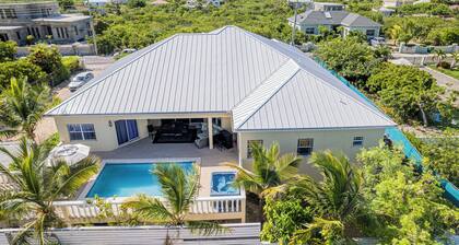 Tranquil 2 Bedroom Rental - 5 Mins to Beach, Private Deck, Pool & Hot Tub Access