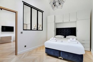 1 makuuhuone, työpöytä, silitysrauta/-lauta, vauvan matkasänky