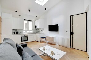 Televisio, DVD-soitin, kirjoja, stereot