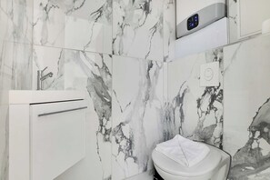 Suihku, hiustenkuivaaja, pyyhkeet, saippua