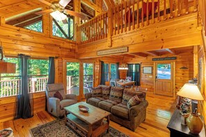 Televisie, een open haard en boeken