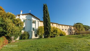 A large, single-story building with a flat roof and a prominent chimney. - La Vie en Rose Resort (San Vito al Tagliamento)