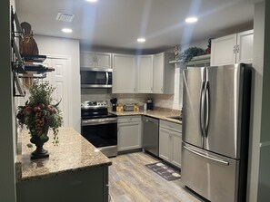 Private kitchen - Cozy 2-bedroom house in Rural setting (Orange City)