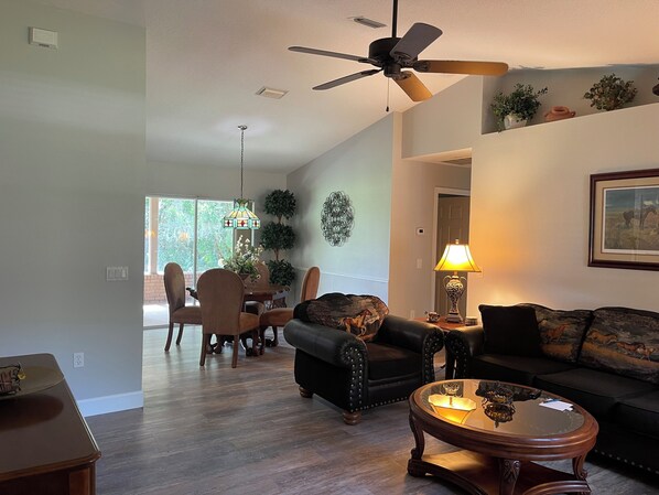 TV, offices - Cozy 2-bedroom house in Rural setting (Orange City)