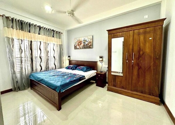 5 slaapkamers, een kluis op de kamer, een strijkplank/strijkijzer, wifi