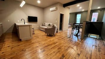 Una Smart TV, libros