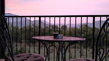 Deluxe-Doppelzimmer, eigenes Bad, Talblick | Terrasse/Patio