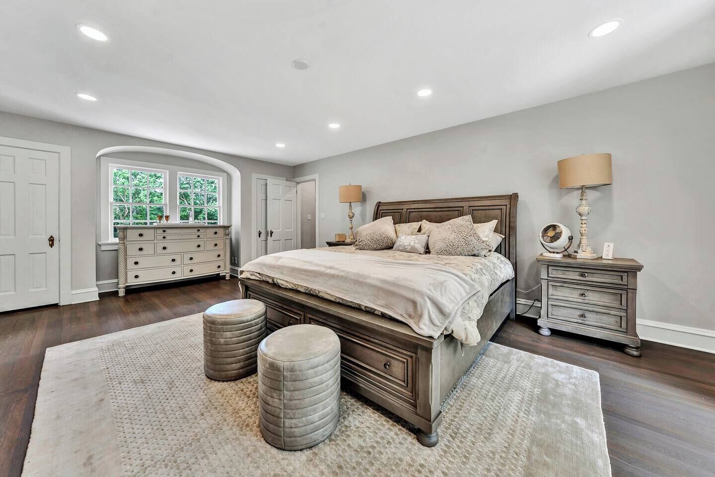 Tabla de planchar con plancha, wifi y ropa de cama 