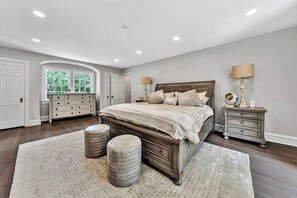 5 bedrooms, iron/ironing board, WiFi, bed sheets