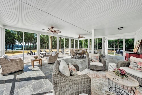 Milan Manor - Smith Mountain Lake