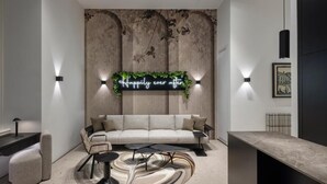 Un salon moderne avec un canapé, une table basse et un mur décoratif.