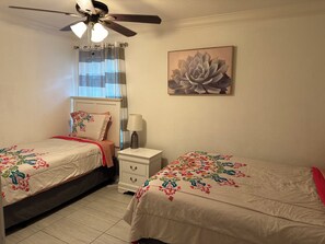 3 dormitorios, tabla de planchar con plancha, wifi gratis y ropa de cama