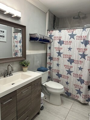 Shower, hair dryer, towels, soap - Westfield-Moderm Home only 1 Miles to Lackland (San Antonio)