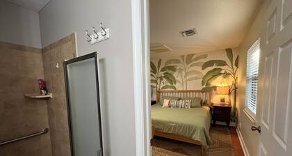 Florida-Themed studio Apartment in Wellington