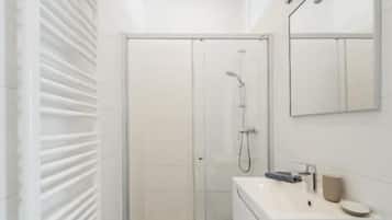 Apartment | Bathroom | Hair dryer, towels, soap, toilet paper