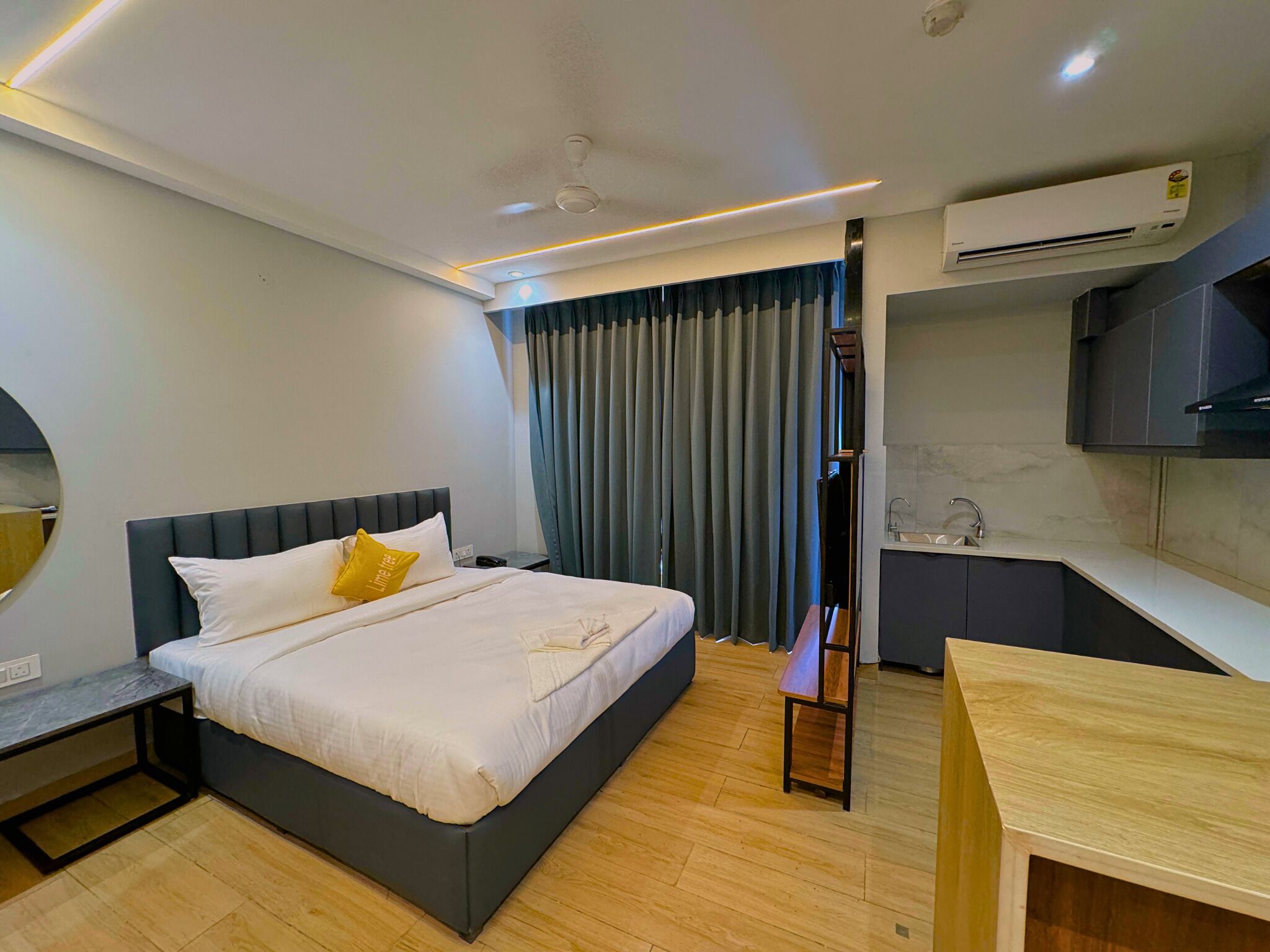 Desk, laptop workspace, free WiFi