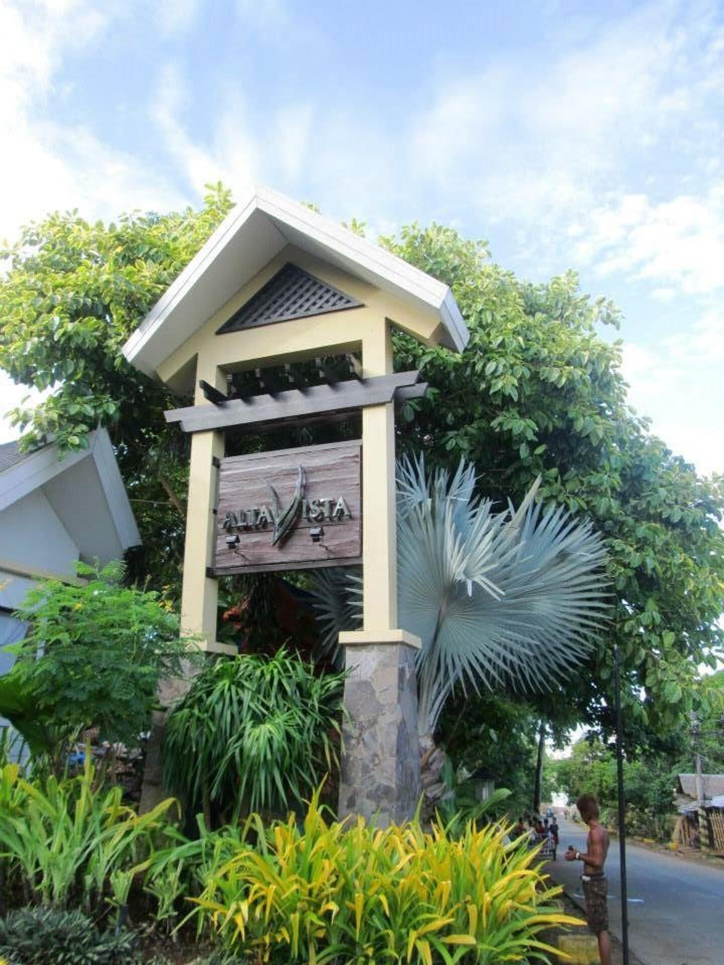 A building entrance with a sign reading "VISTA".