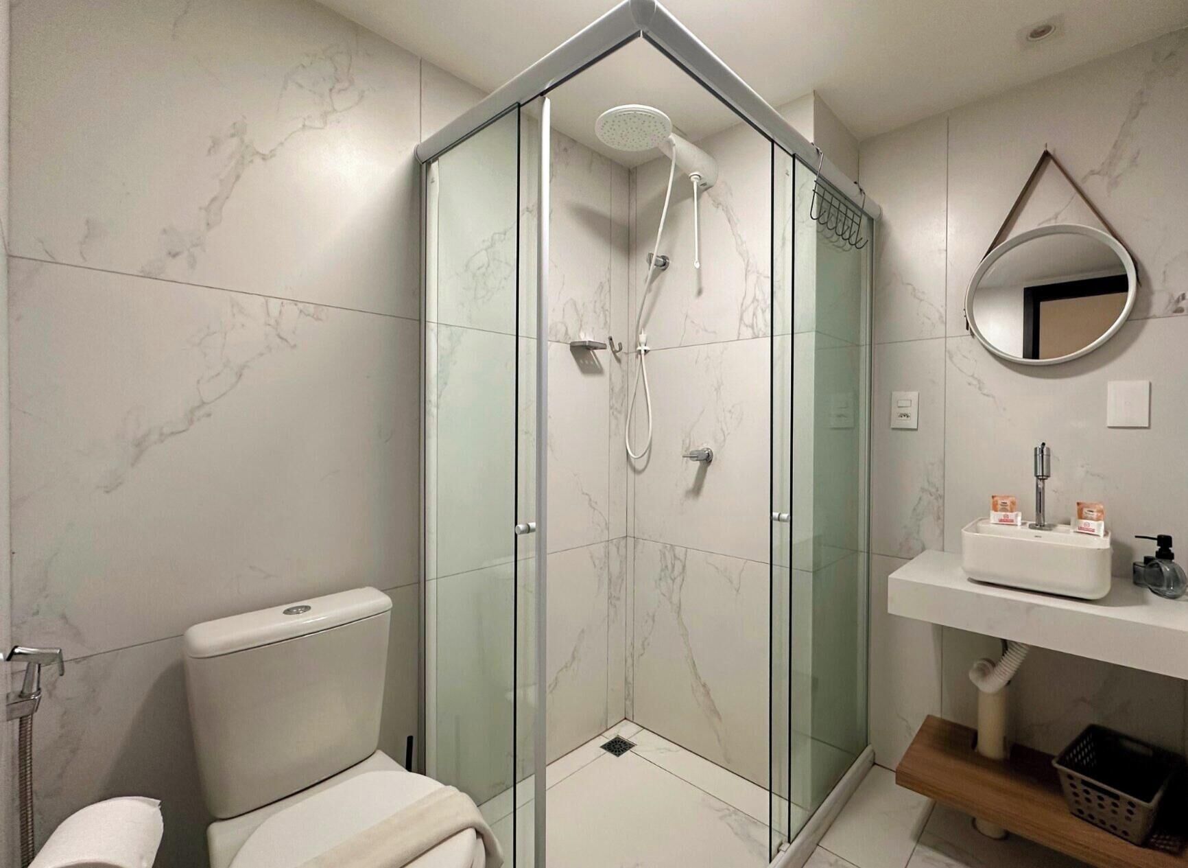 Departamento básico | Baño | Regadera, toallas, papel de baño 