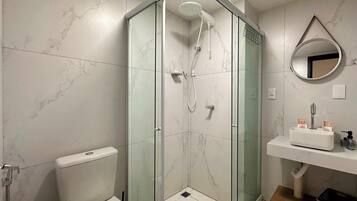 Departamento básico | Baño | Regadera, toallas, papel de baño