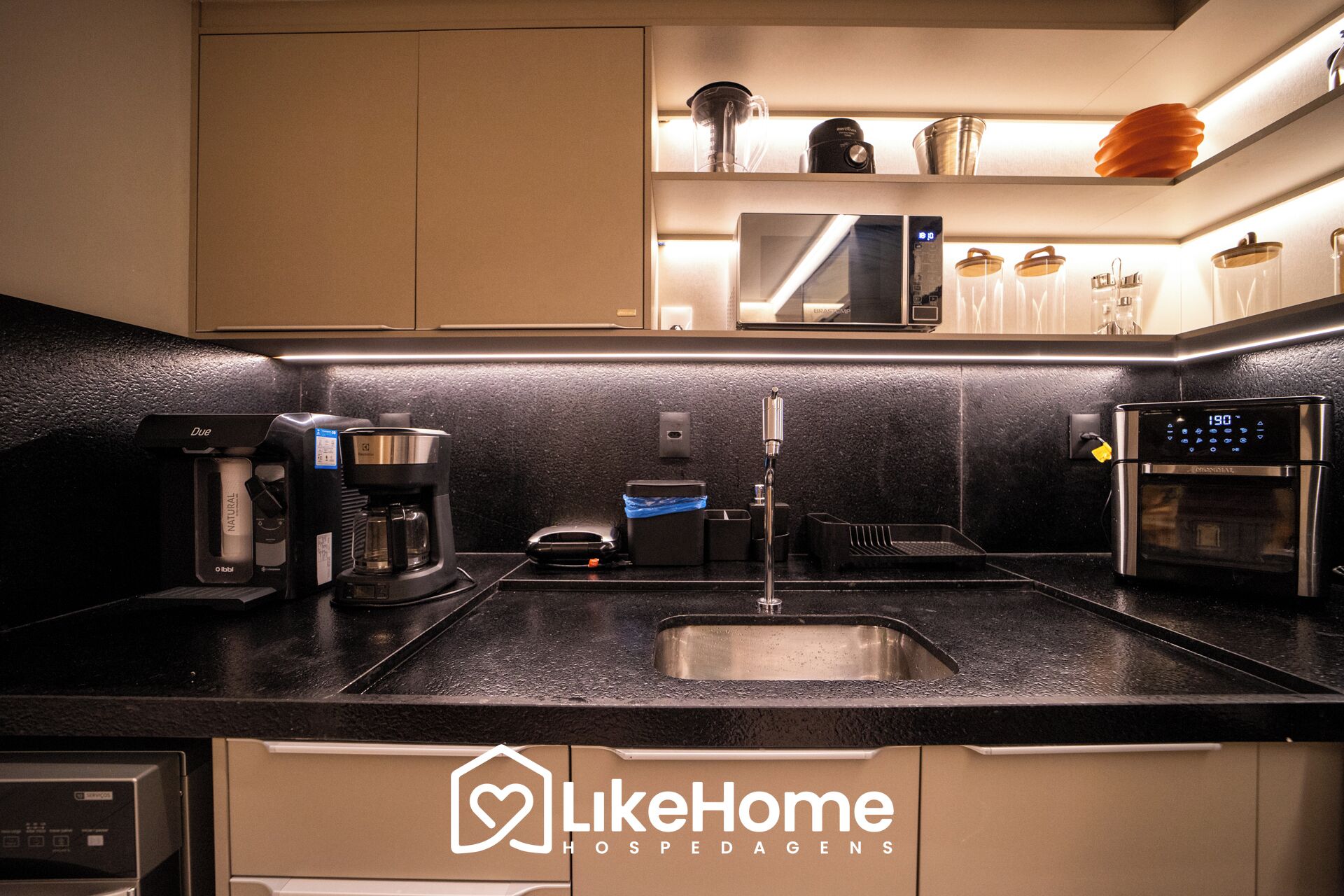 Family Apartment | Private kitchen | Mini-fridge, microwave, cookware/dishes/utensils