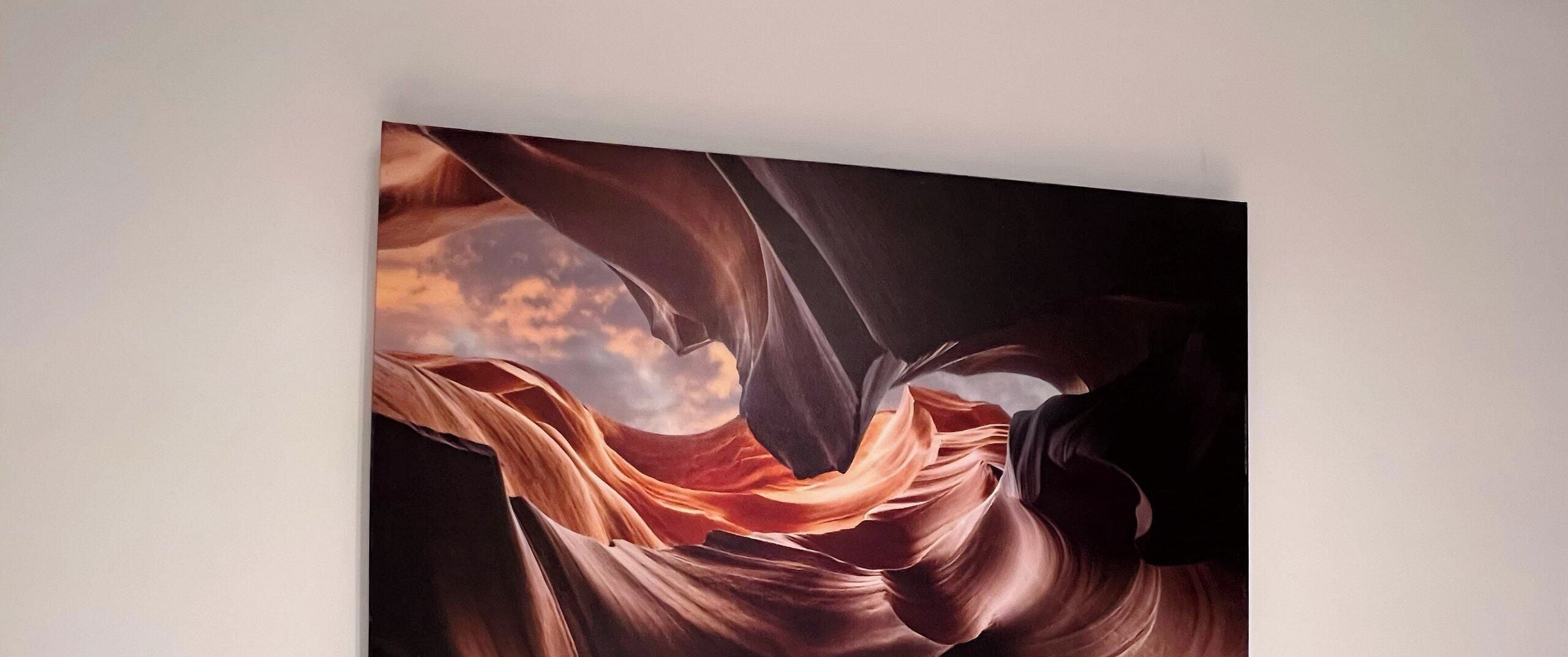Pintura de uma paisagem com formações rochosas onduladas.